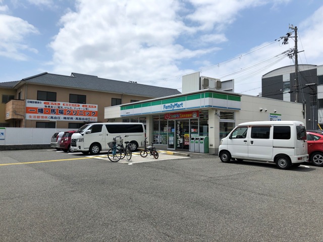コンビニ　ファミリーマート（コンビニ）まで401m