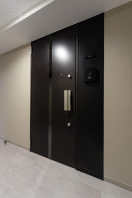 玄関　写真は同タイプ住居です。