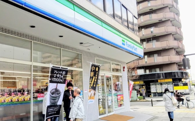 コンビニ　ファミリーマート 新横浜三丁目店（コンビニ）まで218m