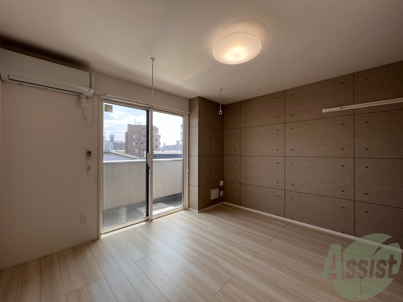 その他部屋・スペース　８．５帖の洋室なので一人暮らしには広いですね。