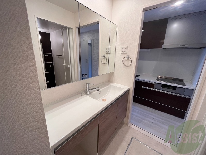 洗面設備　洗面台はこちら、広々して使いやすそうですね。