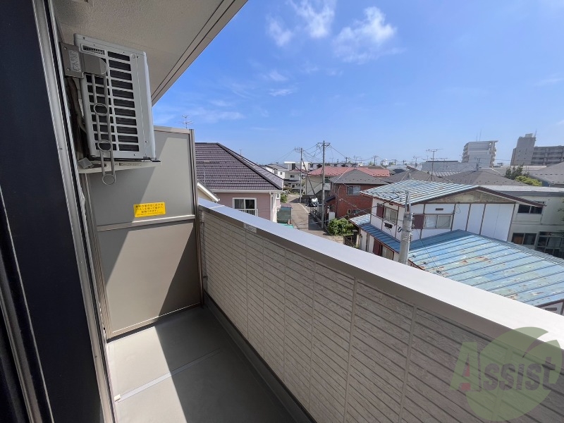 バルコニー　バルコニーが付いているので晴れた日は洗濯物が沢山干せますね。