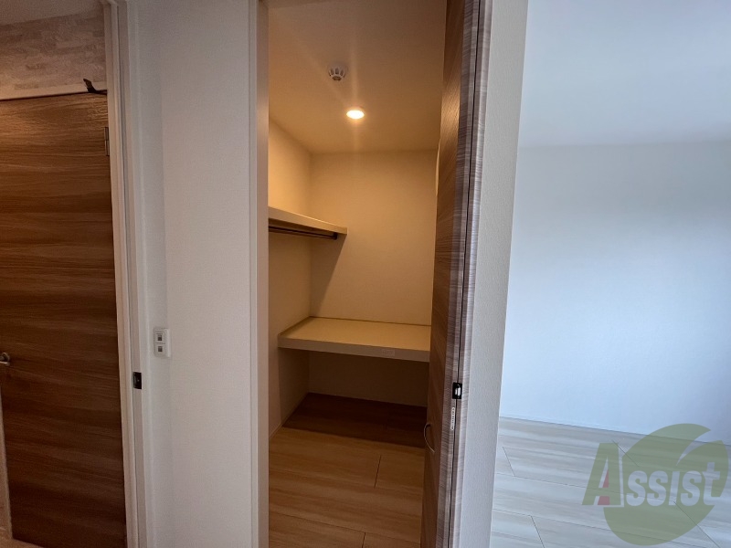 玄関　こちらはウォークインクローゼットです。広くて憧れですね。