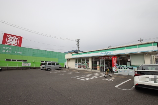 コンビニ　ファミリーマート　名東高針店（コンビニ）まで500m