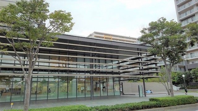 図書館　もりんぴあこうづ（図書館）まで2000m