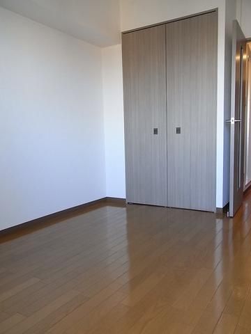 居室・リビング　バルコニー側から室内を見て