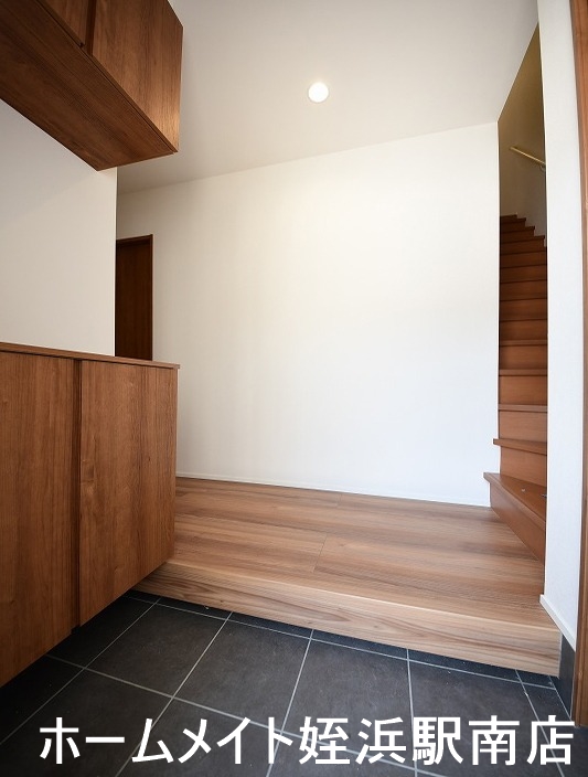 玄関　★収納たっぷりの広々玄関♪★※別部屋反転写真