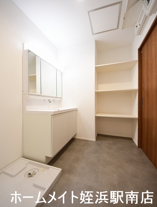 洗面設備　★洗面脱衣所も広々♪★※別部屋反転写真