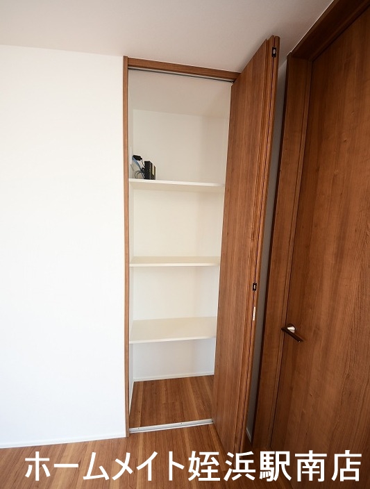 収納　★各居室に収納付き♪★※別部屋反転写真
