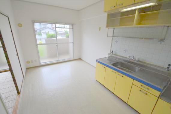 居室・リビング　シンプルなデザインのリビングは家具が置きやすいです。