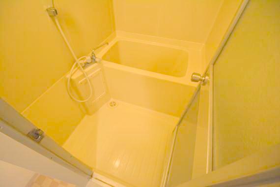 バス・シャワールーム　バスルームはトイレと別々で、広々としていますよ。