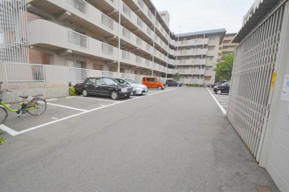 駐車場　あなたの大事な車も安心して駐車できます。