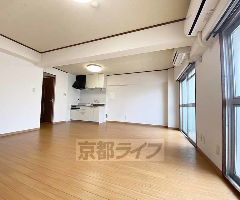 居室・リビング　広々とした居室です。