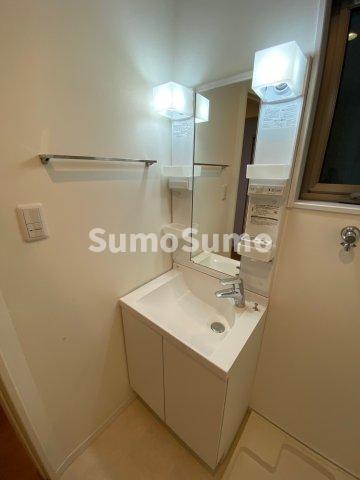 洗面設備　独立洗面台、小物を置くことができて便利です