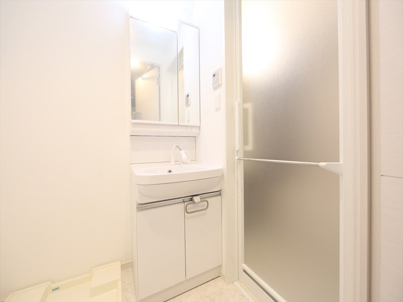 洗面設備　脱衣所　独立洗面台（シャンプードレッサー付）収納スペース有