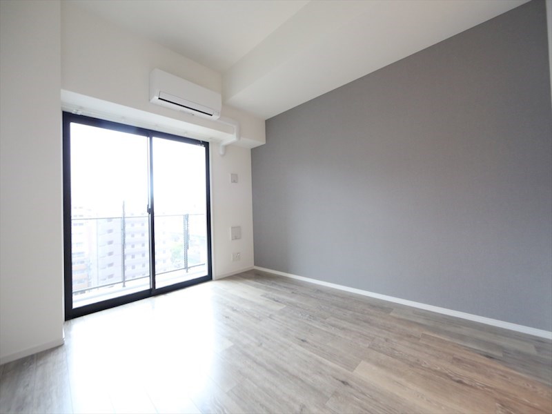 バルコニー　洋室8.3帖　エアコン完備　バルコニー