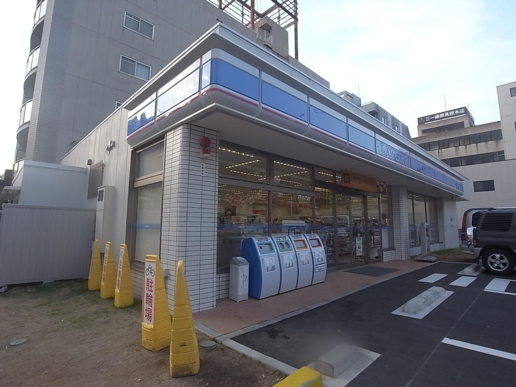 コンビニ　ローソン千代田一丁目店 (コンビニ)（コンビニ）まで160m