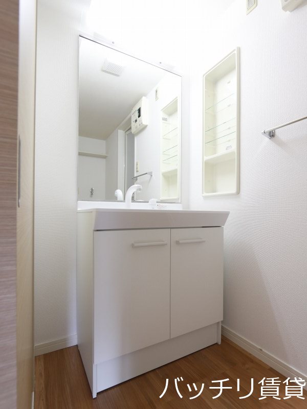 洗面設備　別号室タイプの為、現状を優先いたします