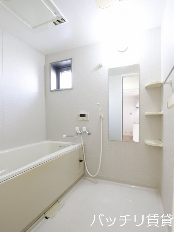 バス・シャワールーム　別号室タイプの為、現状を優先いたします