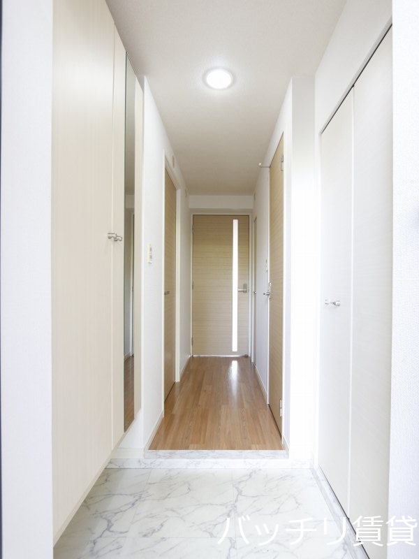 玄関　別号室タイプの為、現状を優先いたします