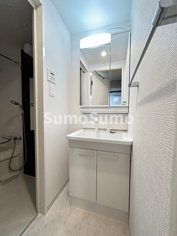 洗面設備　ゆったりとスペースのある洗面所