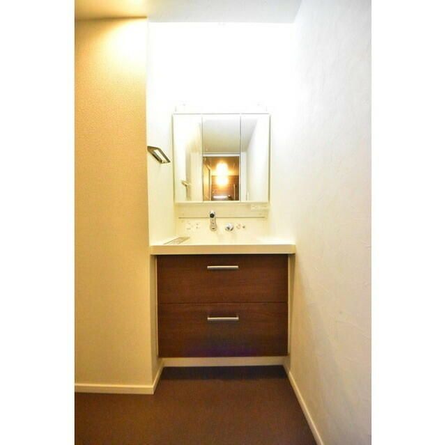 洗面設備　明るい洗面所です