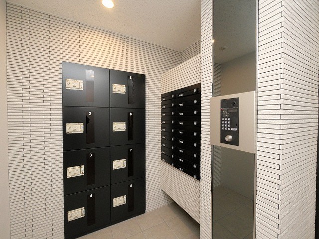 エントランス　オートロック・宅配BOXが付いた、エントランスです♪