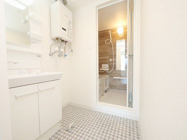 洗面設備　朝の支度に便利な、独立洗面化粧台です♪