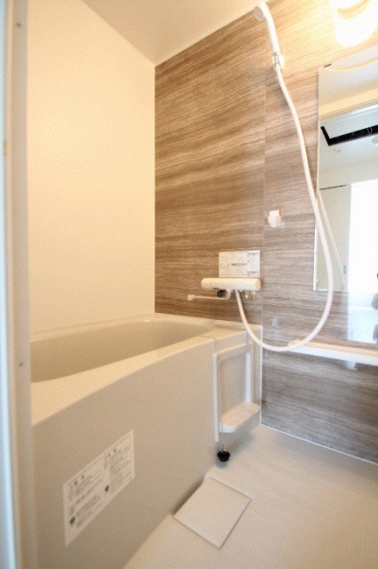 バス・シャワールーム　ゆったりと出来る、長方形タイプの浴槽です♪