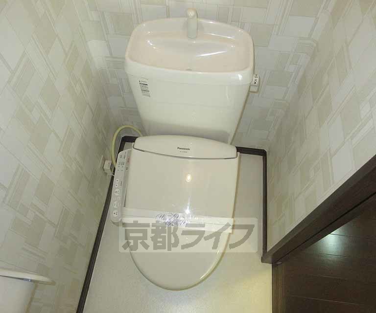 トイレ　ウォシュレット付です。