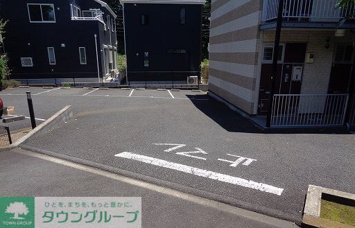 駐車場　同タイプ部屋の写真となり設備等は現況と異なる場合があります。