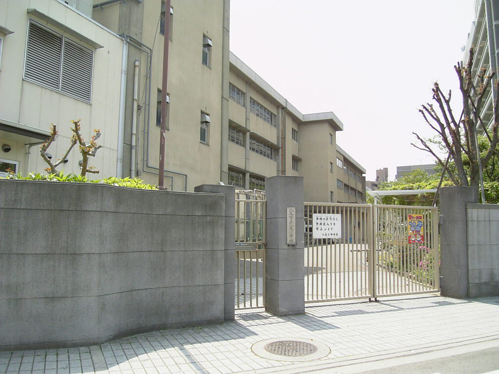 小学校　八尾市立八尾小学校（小学校）まで409m