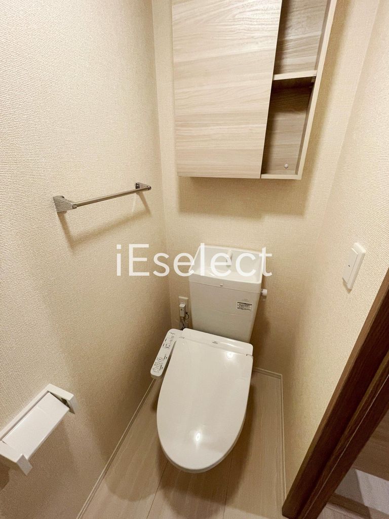 トイレ　温水洗浄便座付きのトイレです?