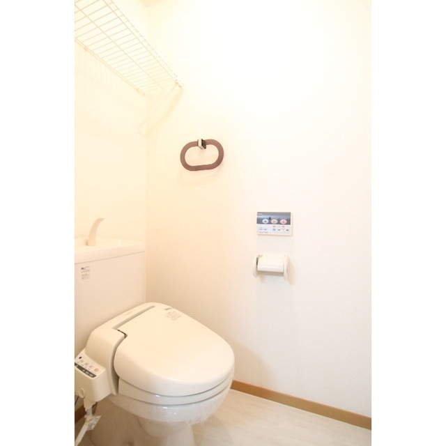 トイレ　温水洗浄便座付のトイレスペースです♪