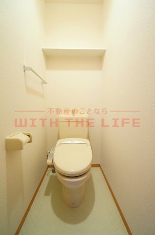 トイレ　落ち着いた色調のトイレです