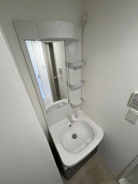 洗面設備　支度に便利な独立洗面台
