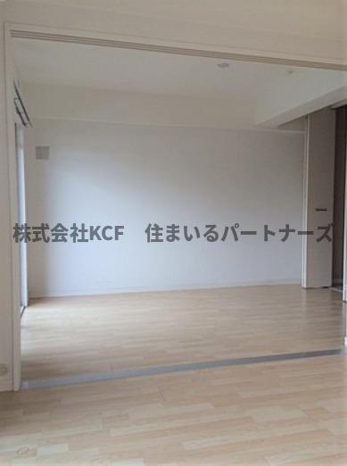 その他部屋・スペース　落ち着いた色調の寝室です
