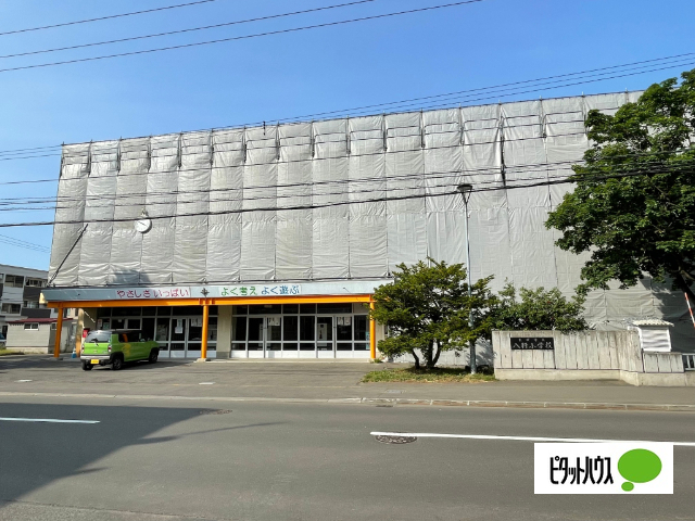 小学校　札幌市立八軒小学校（小学校）まで193m