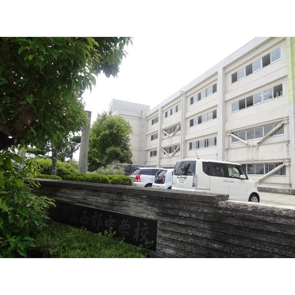 中学校　津市立南郊中学校（中学校）まで693m
