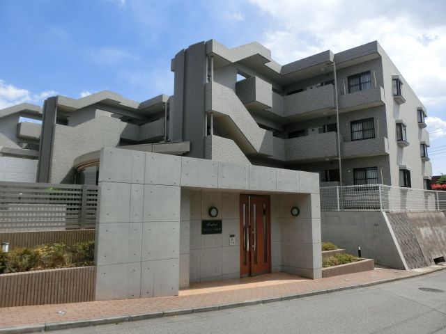 建物外観　高級感のある鉄筋コンクリート造マンション。