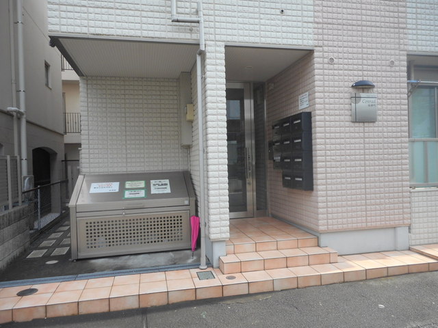 エントランス　オートロック完備のエントランス　敷地内ゴミ置き場完備