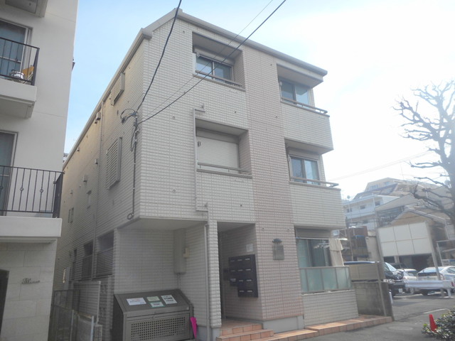 建物外観　女性でも安心の道で駅までアクセスできます