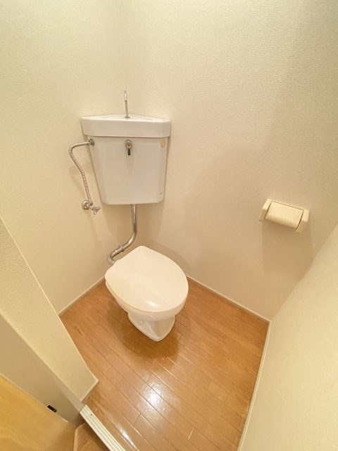 トイレ　落ち着いた色調のトイレです