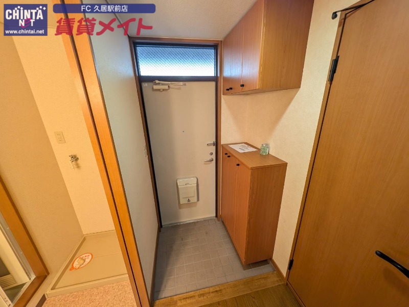 玄関　同物件別部屋写真