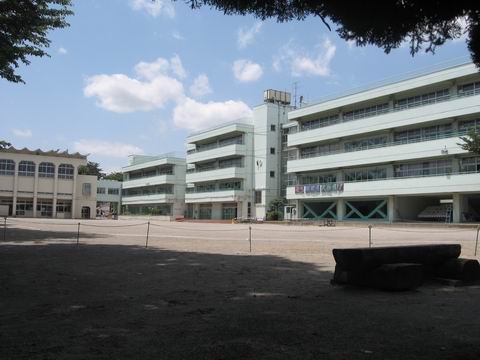 中学校　西東京市立田無第一中学校（中学校）まで327m