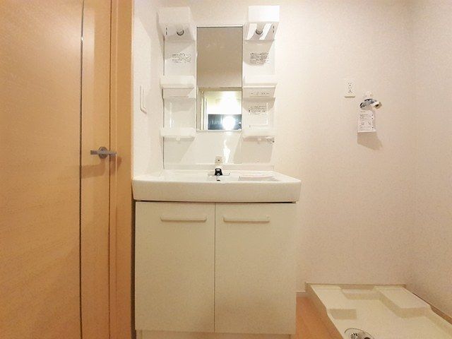 洗面設備　ゆったりとスペースのある洗面所