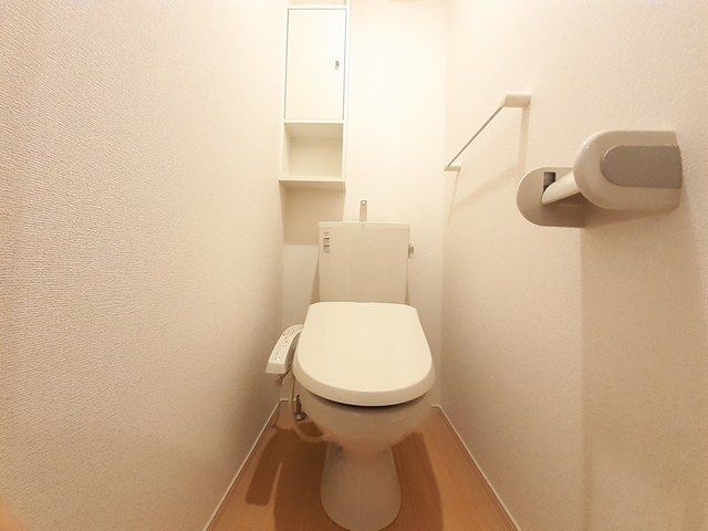 トイレ　落ち着いた色調のトイレです