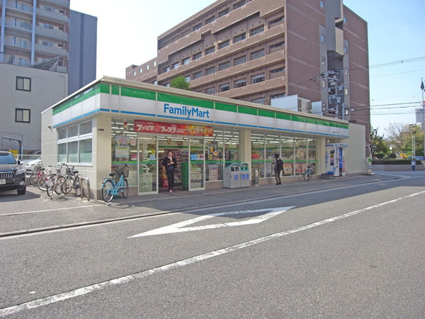 コンビニ　ファミリーマート北堀江四丁目店（コンビニ）まで39m