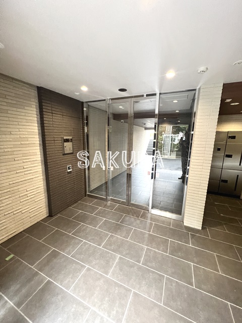 エントランス　重厚感のある建物デザイン♪