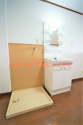 洗面設備　独立洗面化粧台が付いています